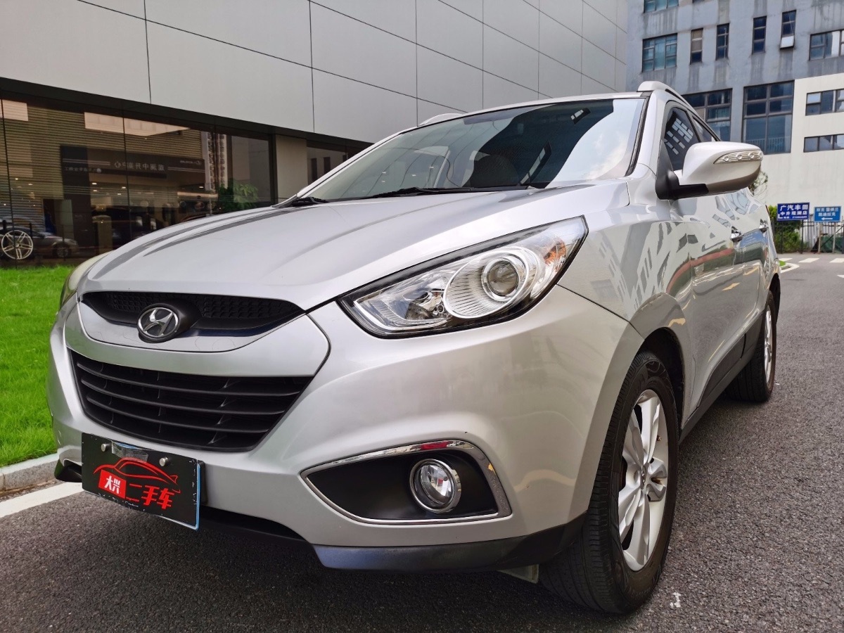 2010 Hyundai ix35 2.0 manual and self-integrated GLS two-wheel drive elite sunroof type 125,000 kilometers